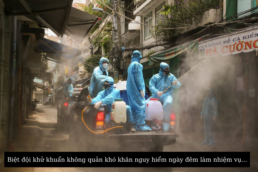 Biệt đội khử khuẩn không quản khó khăn nguy hiểm ngày đêm làm nhiệm vụ... Biệt đội khử khuẩn không quản khó khăn nguy hiểm ngày đêm làm nhiệm vụ...