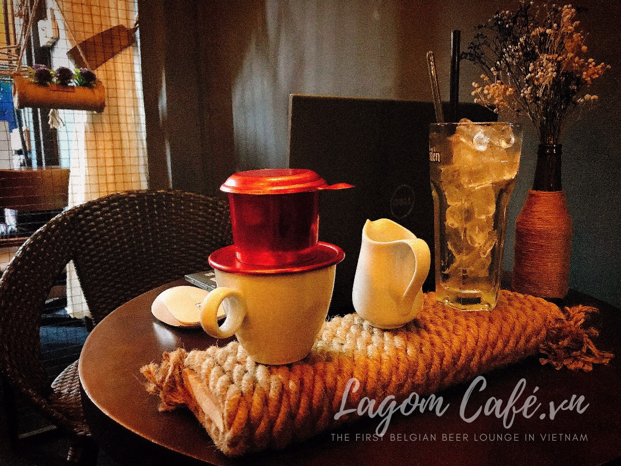Thưởng thức cafe tại Lagom Café...