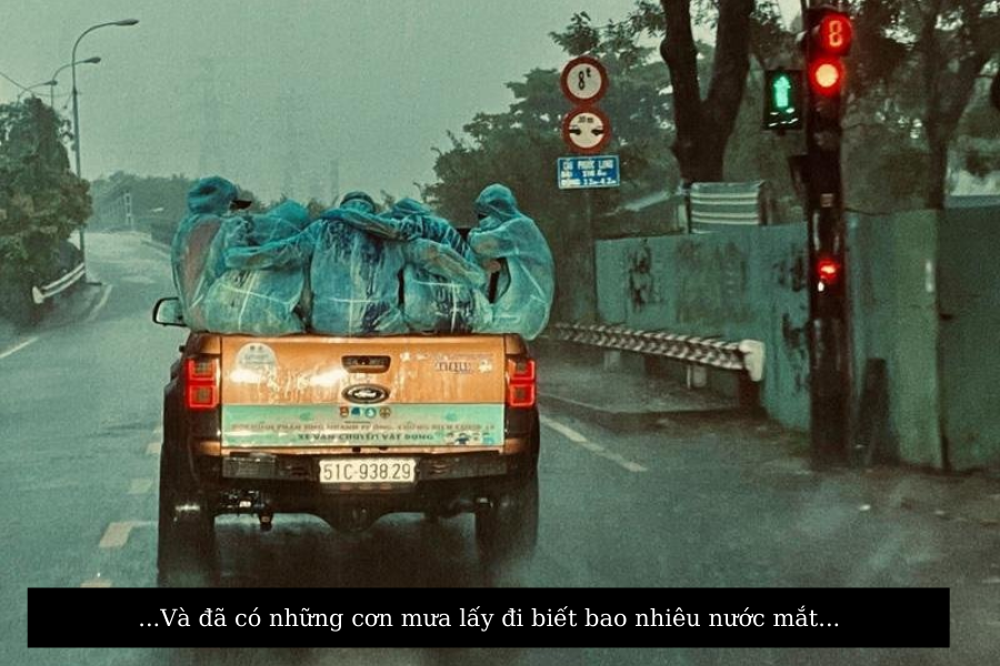 Đội khử khuẩn trong cơn mưa Sài Gòn bất chợt... Đội khử khuẩn trong cơn mưa Sài Gòn bất chợt...