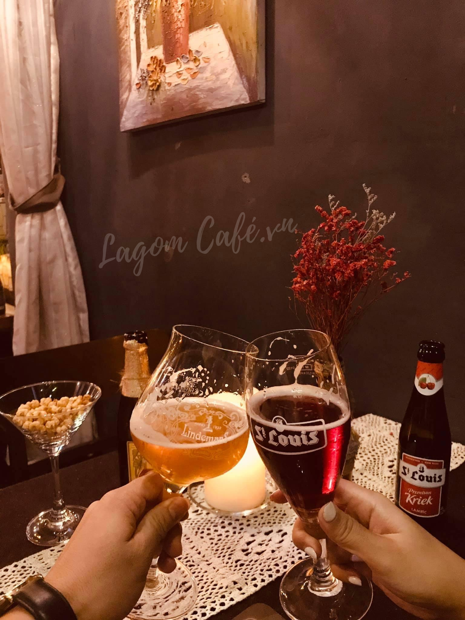 Chill cùng với ly bia Bỉ thủ công được phục vụ đúng chất văn hóa Bỉ tại Lagom Café