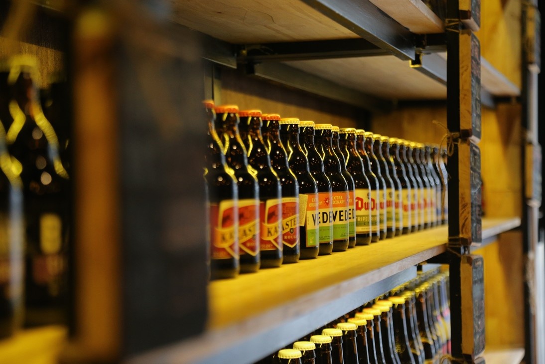 Kệ trưng bày những chai bia Bỉ - Điểm độc đáo trong thiết kế quán của Lagom Café Kệ trưng bày những chai bia Bỉ - Điểm độc đáo trong thiết kế quán của Lagom Café