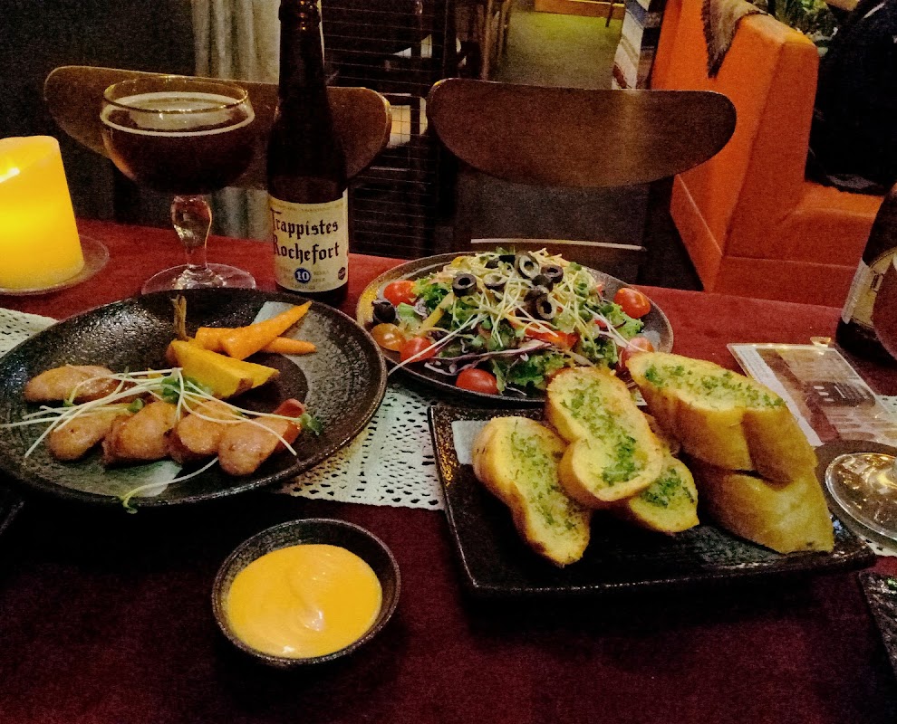 Khoảnh khắc an yên bên ly bia Bỉ và bữa tối dưới ánh đèn vàng ấm áp tại Lagom Café Khoảnh khắc an yên bên ly bia Bỉ và bữa tối dưới ánh đèn vàng ấm áp tại Lagom Café