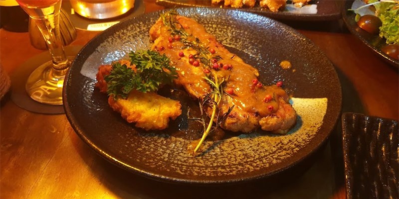 Món Bò Hokubee sốt tiêu đỏ được phục vụ tại Lagom Café