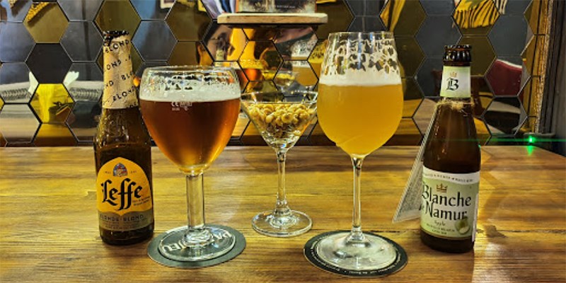 Bia Leffe Blonde và bia trái cây Bỉ vị táo Blanche De Namur được phục vụ tại Lagom Café