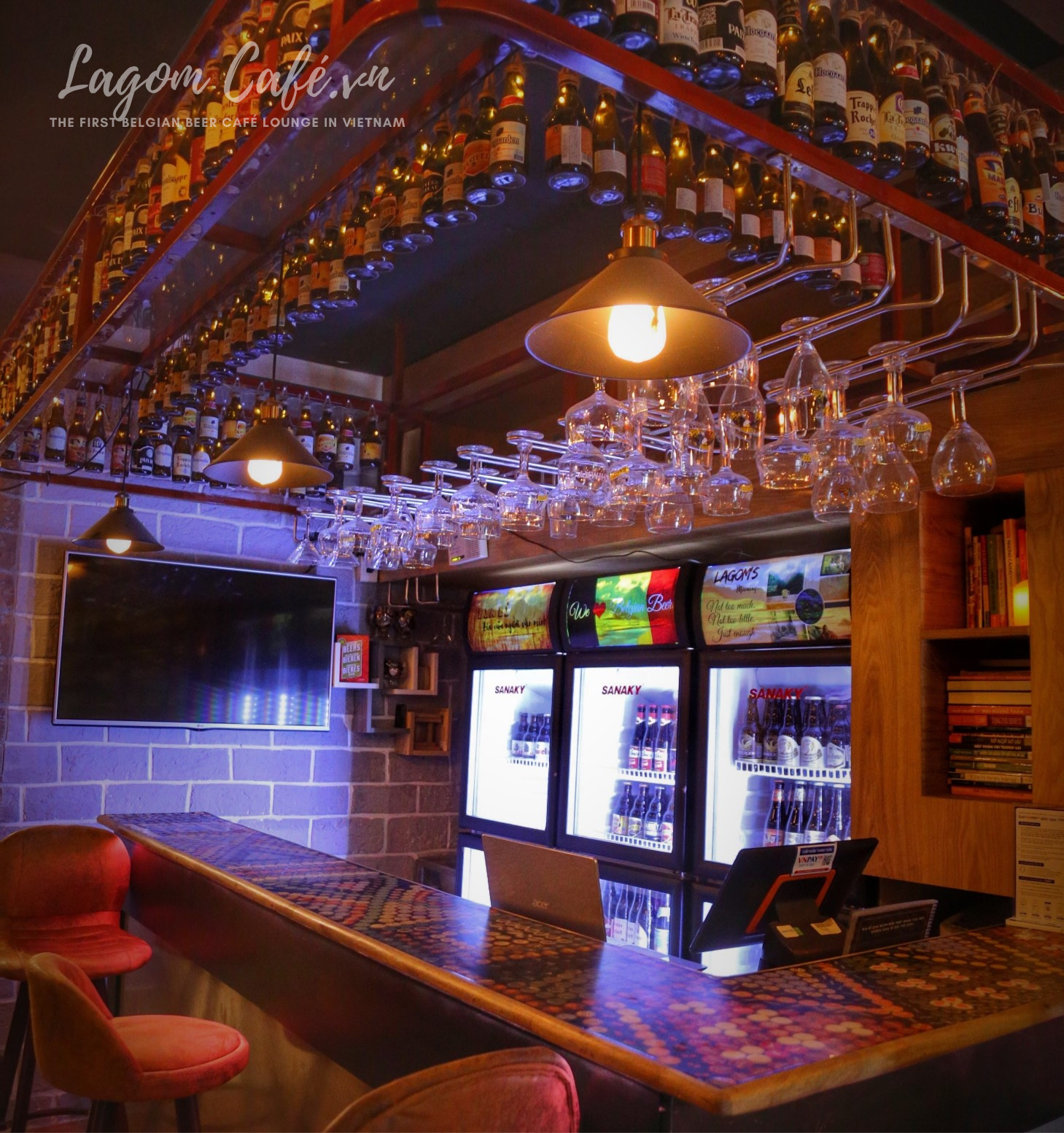 Quầy bar được thiết kế độc đáo với mặt bar làm bằng hàng nghìn nắp chai, và quầy bar treo làm từ vỏ chai bia Bỉ