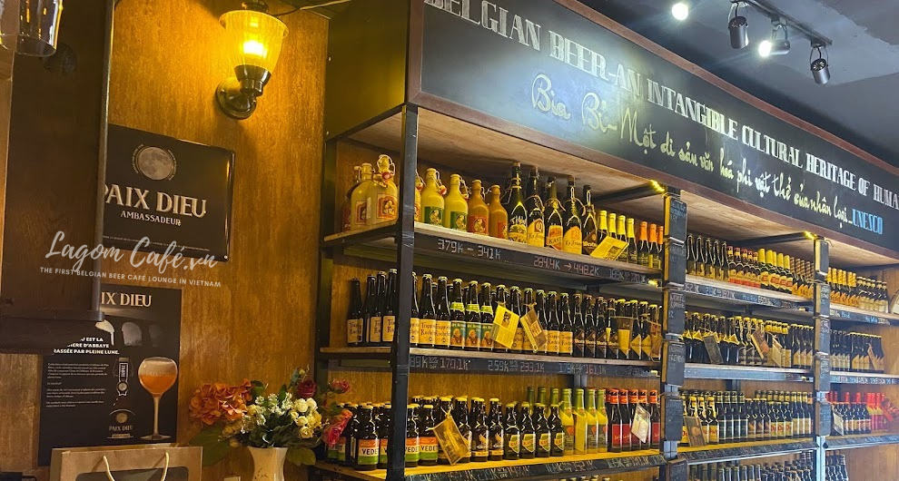 Lagom Café đãi mắt người nhìn, đặc biệt là những người yêu bia Bỉ - với chiếc kệ bia Bỉ khổng lồ