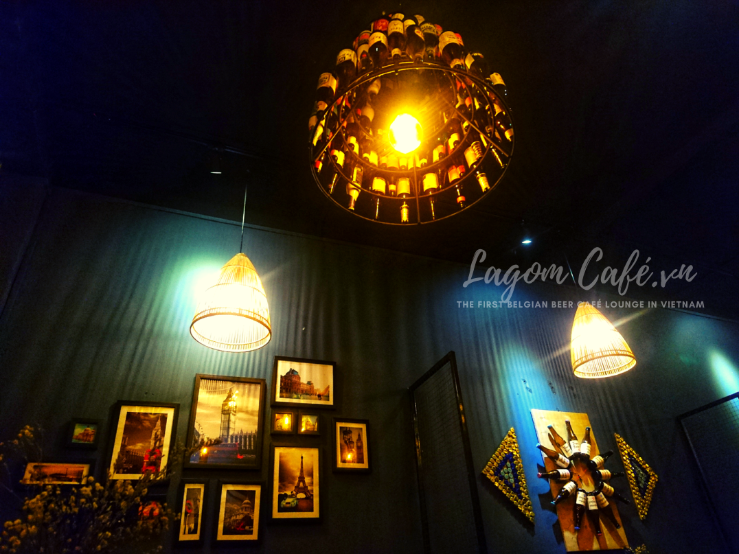 Góc view đẹp với chiếc đèn handmade độc đáo được làm từ vỏ chai bia Bỉ, một đặc trưng trong phong cách thiết kế làm nên thương hiệu của Lagom Café