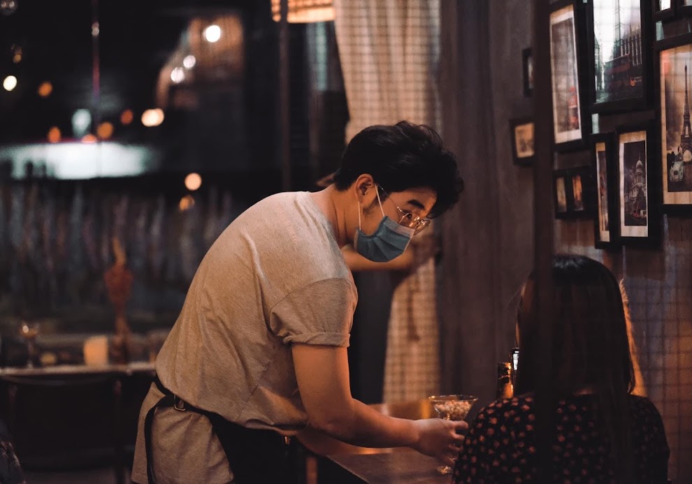 Nhân viên tư vấn hỗ trợ khách hàng tại Lagom Café