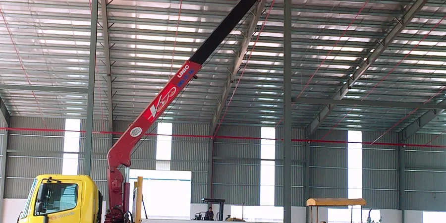 Chuyên cho thuê xe cẩu người chuyên nghiệp giá rẻ  tại khu công nghiệp nam Đồng Phú