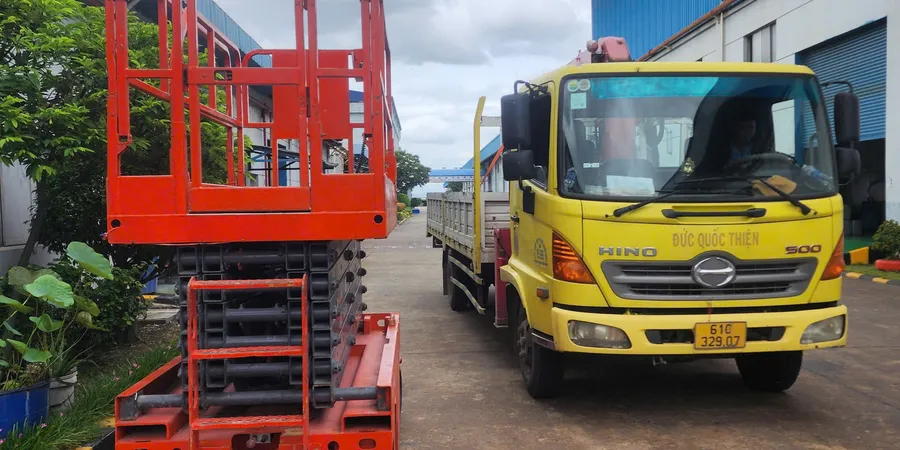 Công ty cho thuê xe tải cẩu chuyên nghiệp giá ưu đãi tại khu công nghiệp Sóng Thần 1