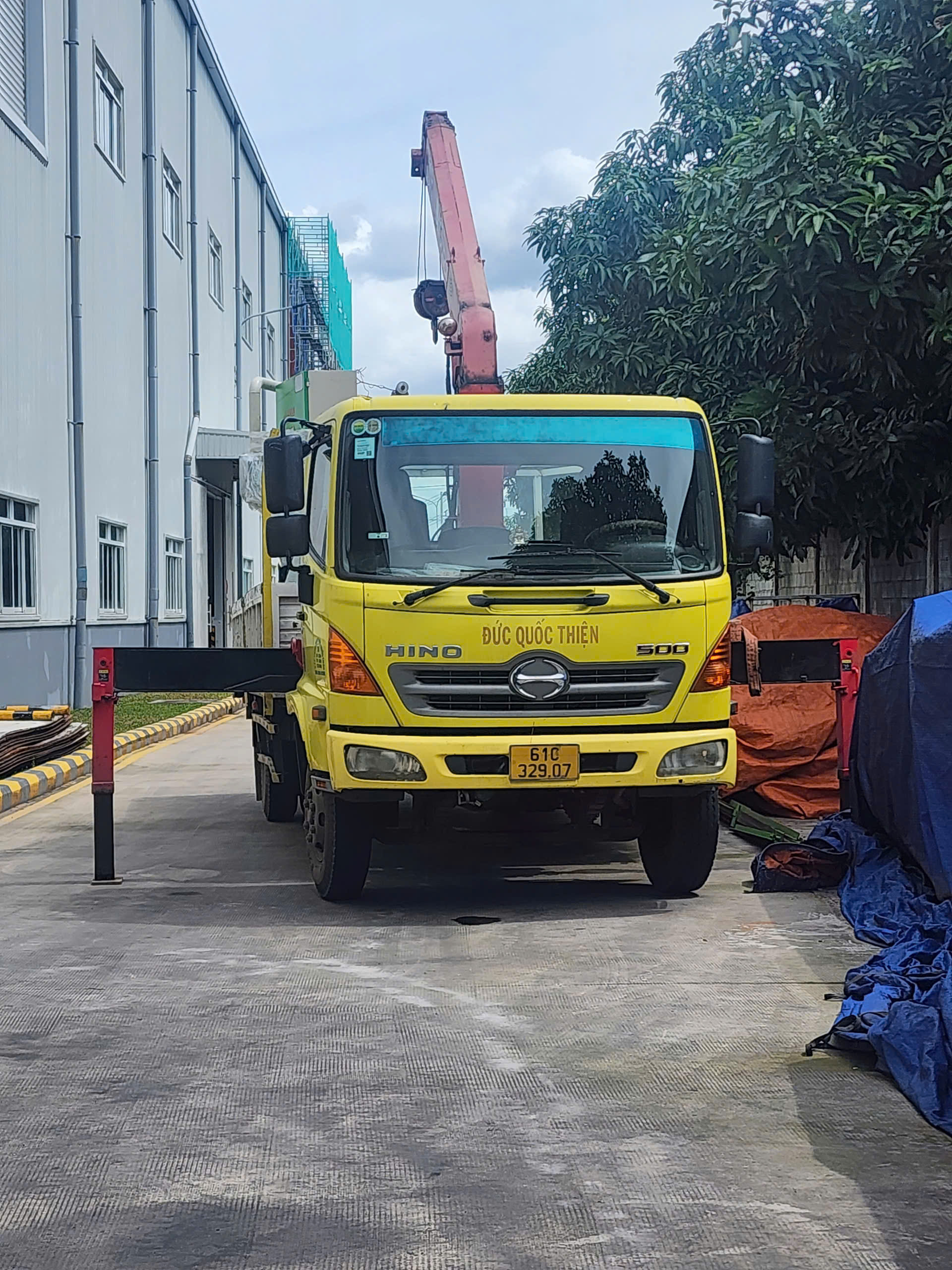 Giá cho thuê xe tải cẩu của công ty Đức Quốc Thiện tại Vsip 2 Bình Dương