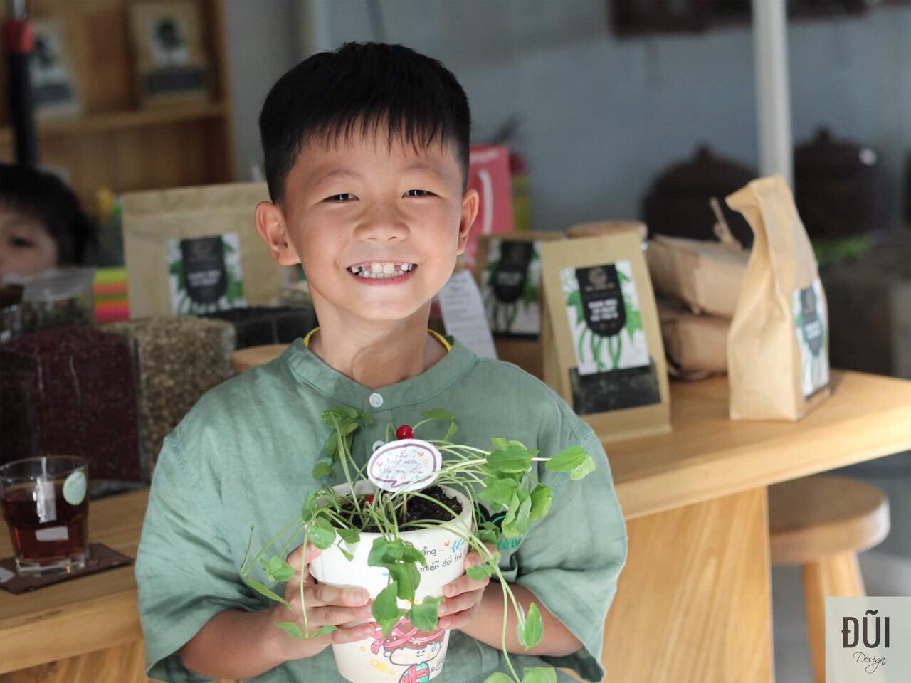 áo đũi nam cổ trụ cộc tay màu xanh lá - đũi design áo đũi nam cổ trụ cộc tay màu xanh lá - đũi design