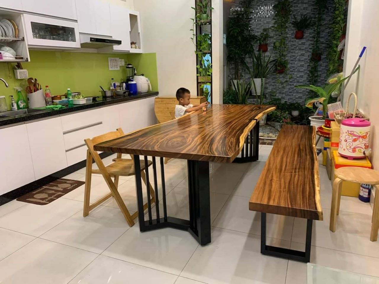 Mẫu bàn ăn gỗ me tây nguyên khối giá rẻ Mẫu bàn ăn gỗ me tây nguyên khối giá rẻ