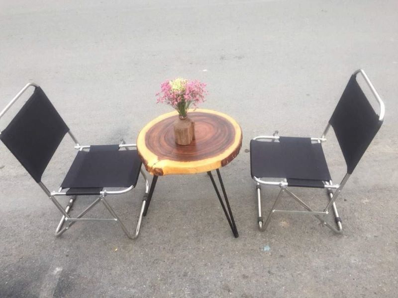 Bàn gỗ tròn 3 chân sắt đạt ban công uống trà, cafe Bàn gỗ tròn 3 chân sắt đạt ban công uống trà, cafe