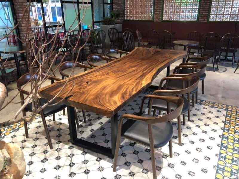 Bàn cafe gỗ me tây tạo điểm nhấn.