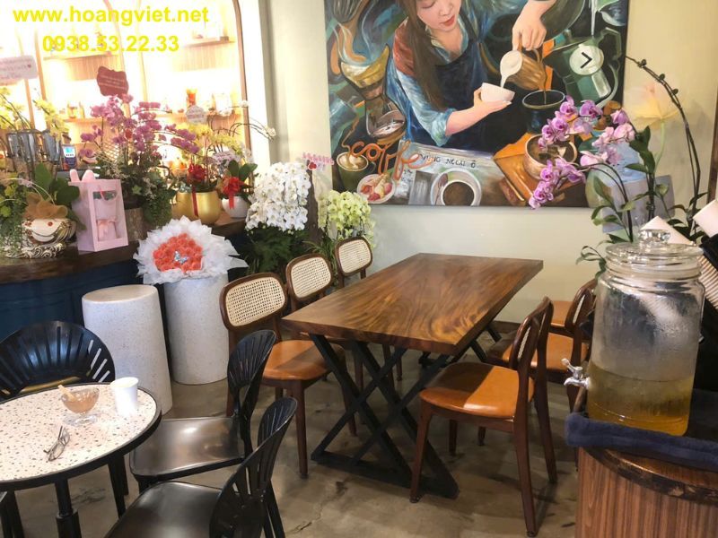 Bàn cafe gỗ me tây nguyên tấm tạo điểm nhấn. Bàn cafe gỗ me tây nguyên tấm tạo điểm nhấn.