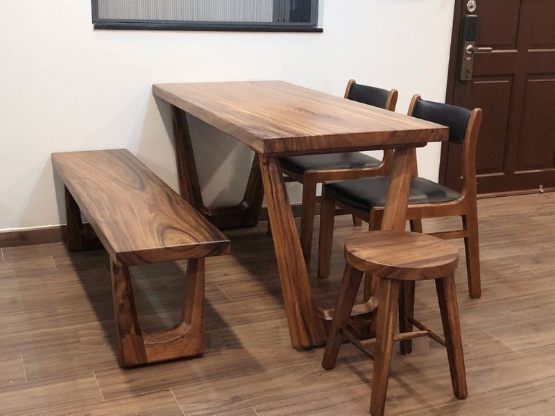 Bàn ăn 4 người gỗ tự nhiên me tây. Bàn ăn 4 người gỗ tự nhiên me tây.