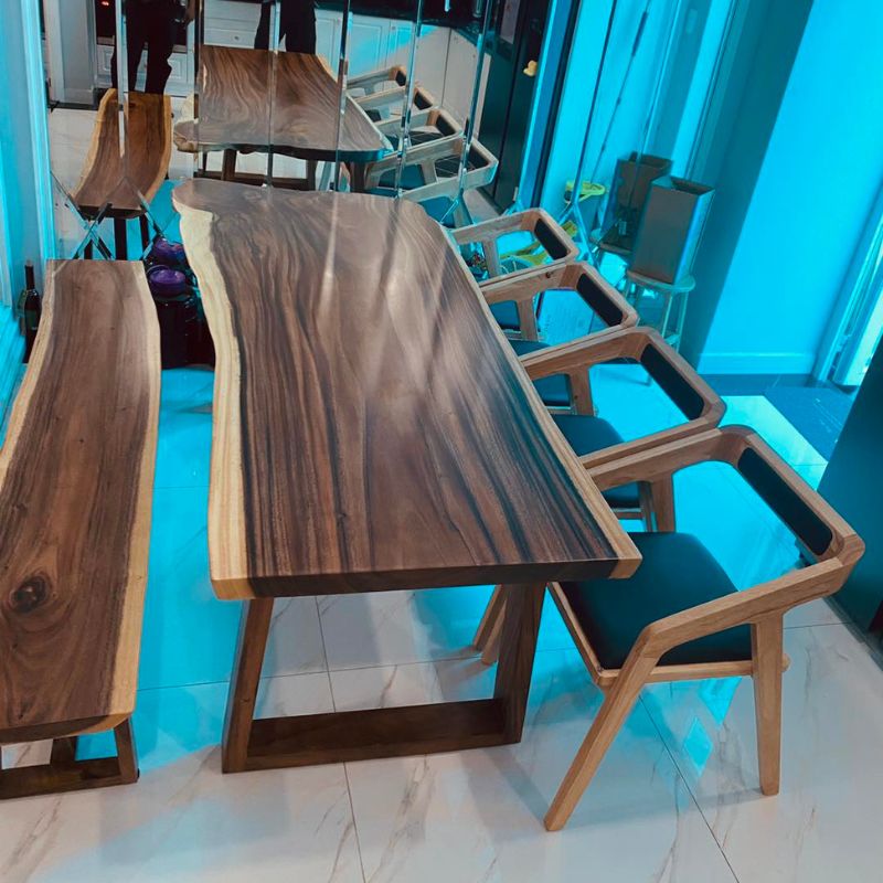 Chân u bằng gỗ kết hợp bàn ăn cạnh tự nhiên. Chân u bằng gỗ kết hợp bàn ăn cạnh tự nhiên.