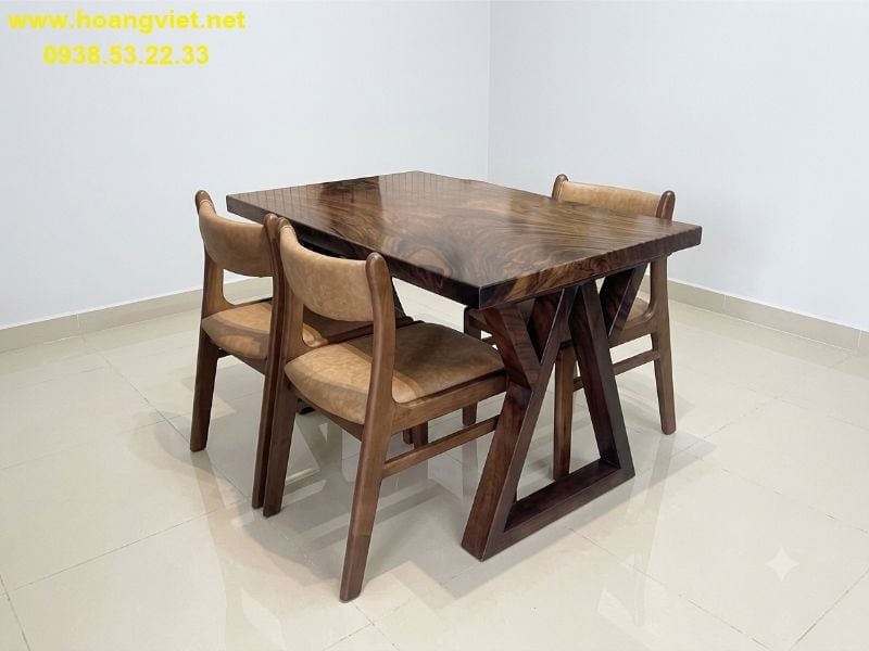 Kích thước bàn ăn 4 người bằng gỗ me tây trong phòng ăn gia đình Kích thước bàn ăn 4 người bằng gỗ me tây trong phòng ăn gia đình