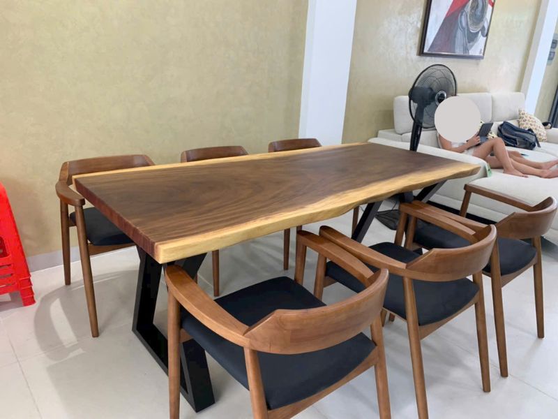 Bàn ăn gỗ me tây nguyên tấm 6 ghế chân sắt. Bàn ăn gỗ me tây nguyên tấm 6 ghế chân sắt.