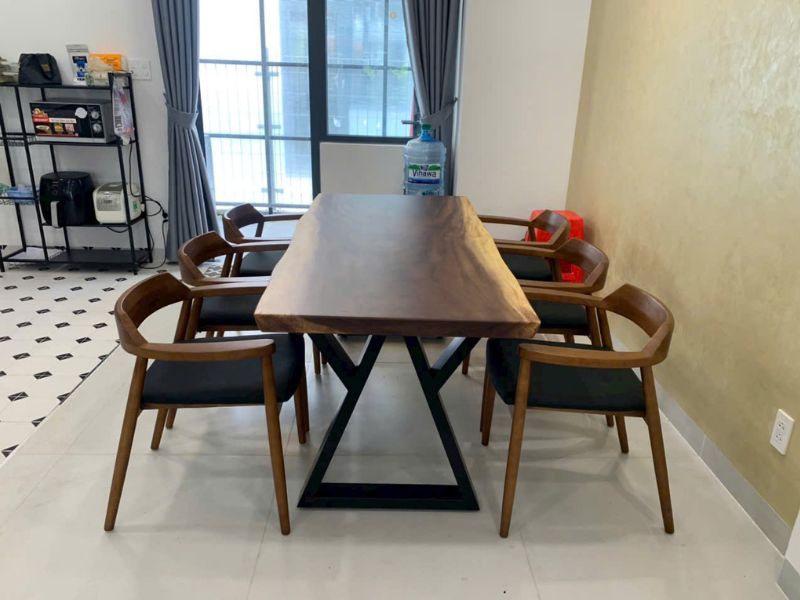Bàn ăn gỗ me tây nguyên tấm 6 ghế chân sắt. Bàn ăn gỗ me tây nguyên tấm 6 ghế chân sắt.
