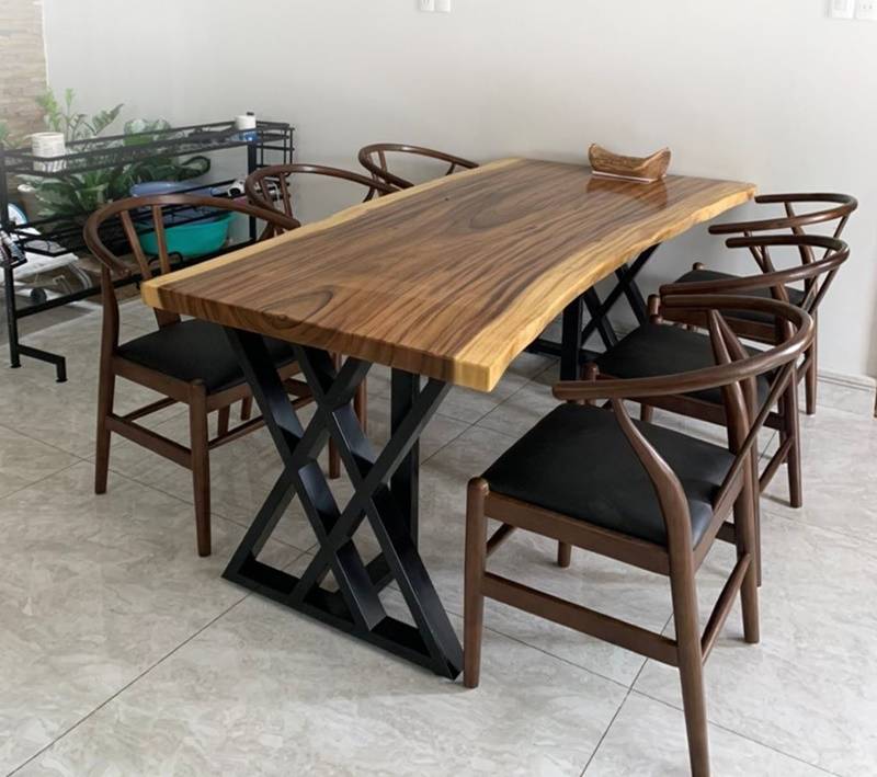 Bàn ăn gỗ nguyên khối chân sắt sơn tĩnh điện Bàn ăn gỗ nguyên khối chân sắt sơn tĩnh điện
