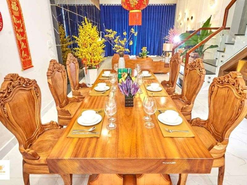 Bàn ăn gỗ tự nhiên gõ đỏ nguyên khối. Bàn ăn gỗ tự nhiên gõ đỏ nguyên khối.