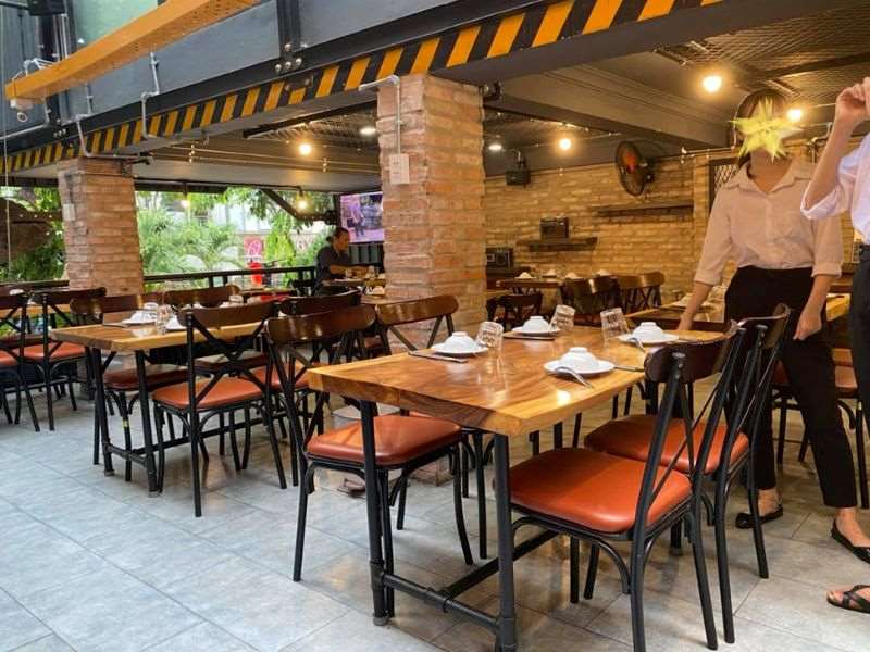 Bàn ăn gỗ tự nhiên me tây dùng cho nhà hàng quán ăn. Bàn ăn gỗ tự nhiên me tây dùng cho nhà hàng quán ăn.