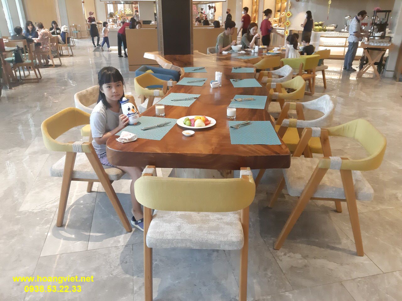 Bàn ăn gỗ me tây nguyên khối với biên dạng nghệ thuật tạo sự khác biệt. Bàn ăn gỗ me tây nguyên khối với biên dạng nghệ thuật tạo sự khác biệt.