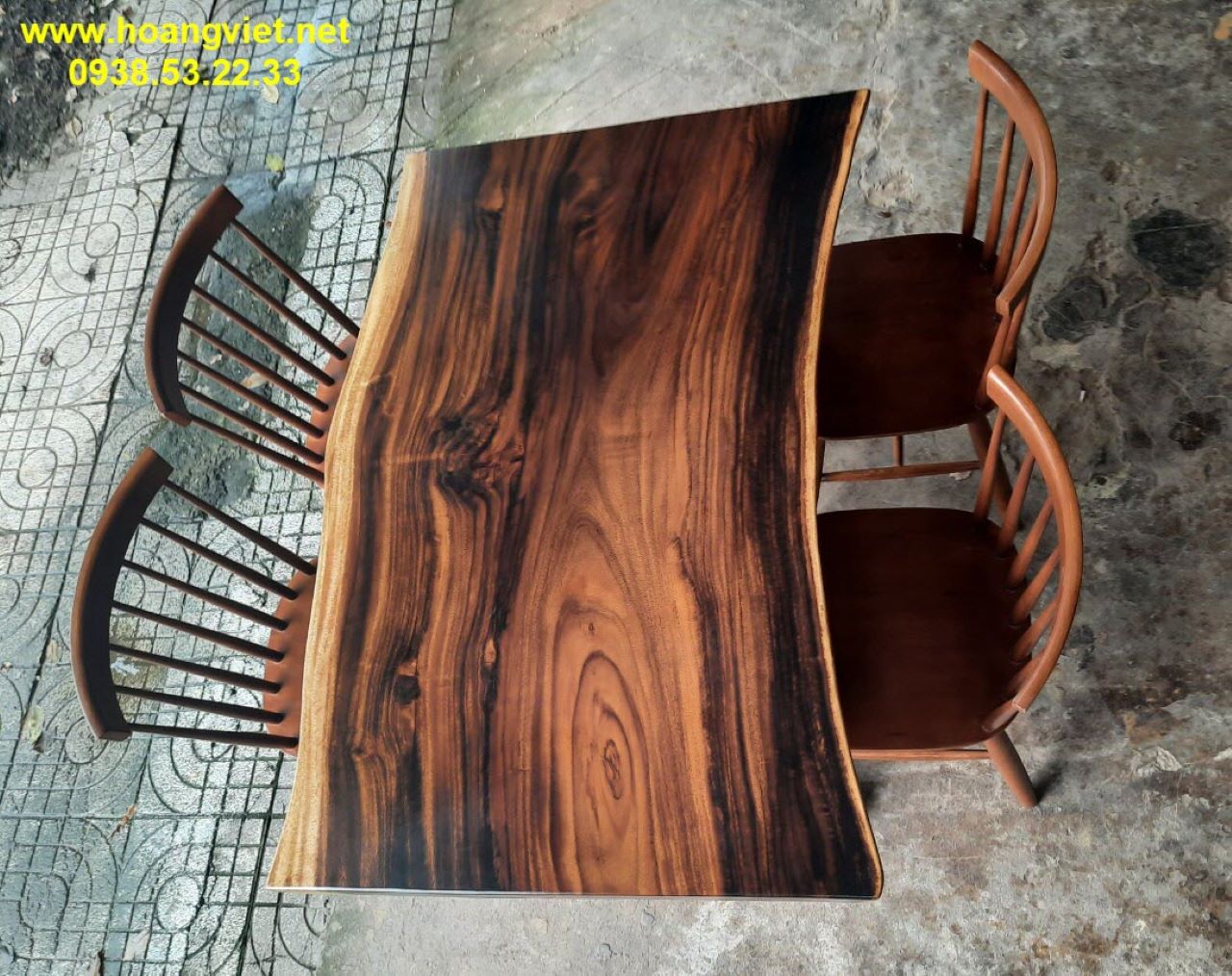 Mẫu bàn ăn 4 người cạnh tự nhiên bằng gỗ me tây Mẫu bàn ăn 4 người cạnh tự nhiên bằng gỗ me tây