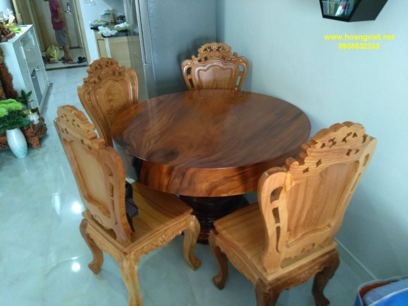 Bàn ăn tròn 4 ghế gỗ me tây nguyên khối Bàn ăn tròn 4 ghế gỗ me tây nguyên khối