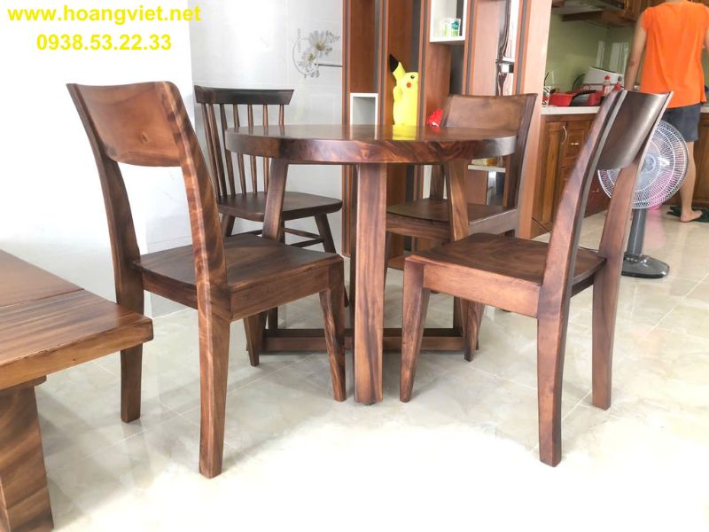 Bàn ăn tròn 4 ghế gỗ me tây nhỏ gọn. Bàn ăn tròn 4 ghế gỗ me tây nhỏ gọn.