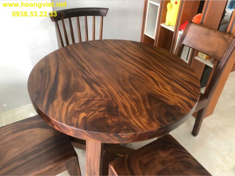 Bàn ăn tròn 4 ghế gỗ me tây nhỏ gọn. Bàn ăn tròn 4 ghế gỗ me tây nhỏ gọn.