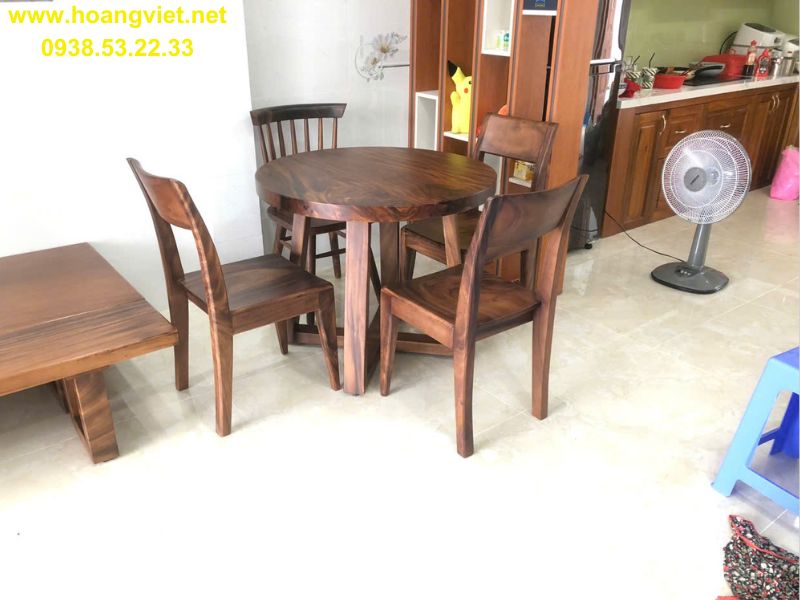 Bàn ăn tròn 4 ghế gỗ me tây nhỏ gọn. Bàn ăn tròn 4 ghế gỗ me tây nhỏ gọn.