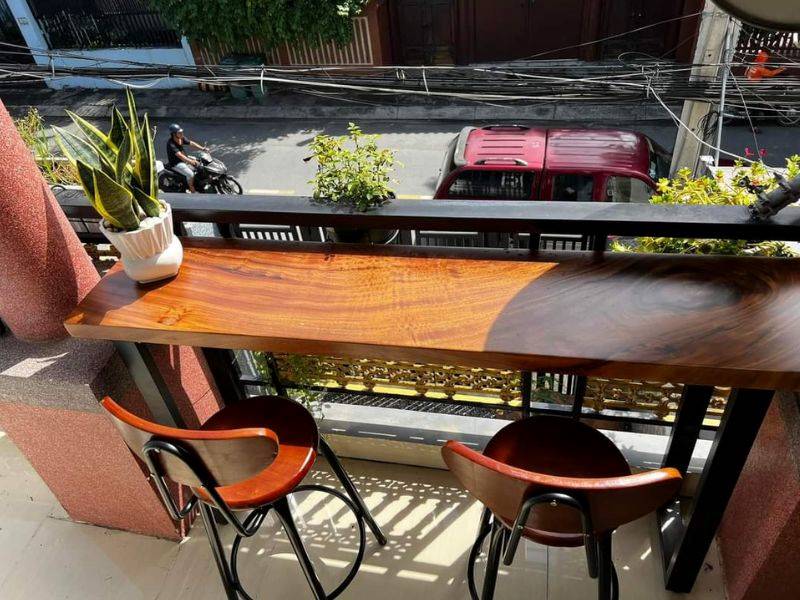 Bàn bar cafe gỗ me tây nguyên tấm chân sắt Bàn bar cafe gỗ me tây nguyên tấm chân sắt