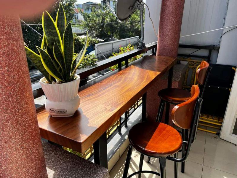 Bàn bar cafe gỗ me tây nguyên tấm chân sắt Bàn bar cafe gỗ me tây nguyên tấm chân sắt