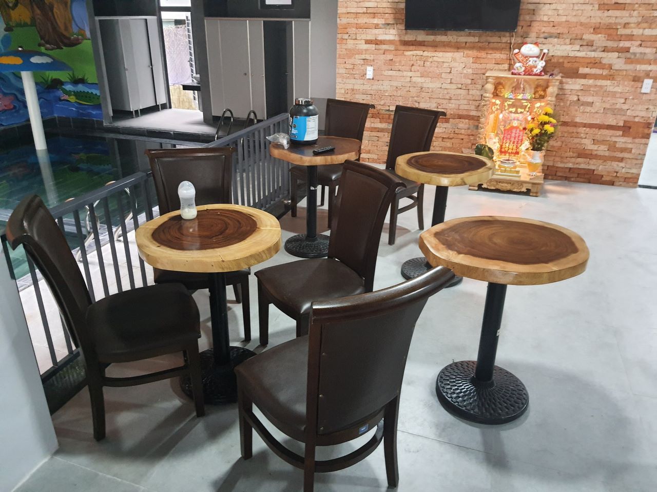 Bàn ca phê gỗ me tây giá rẻ dạng tròn tự nhiên Bàn ca phê gỗ me tây giá rẻ dạng tròn tự nhiên