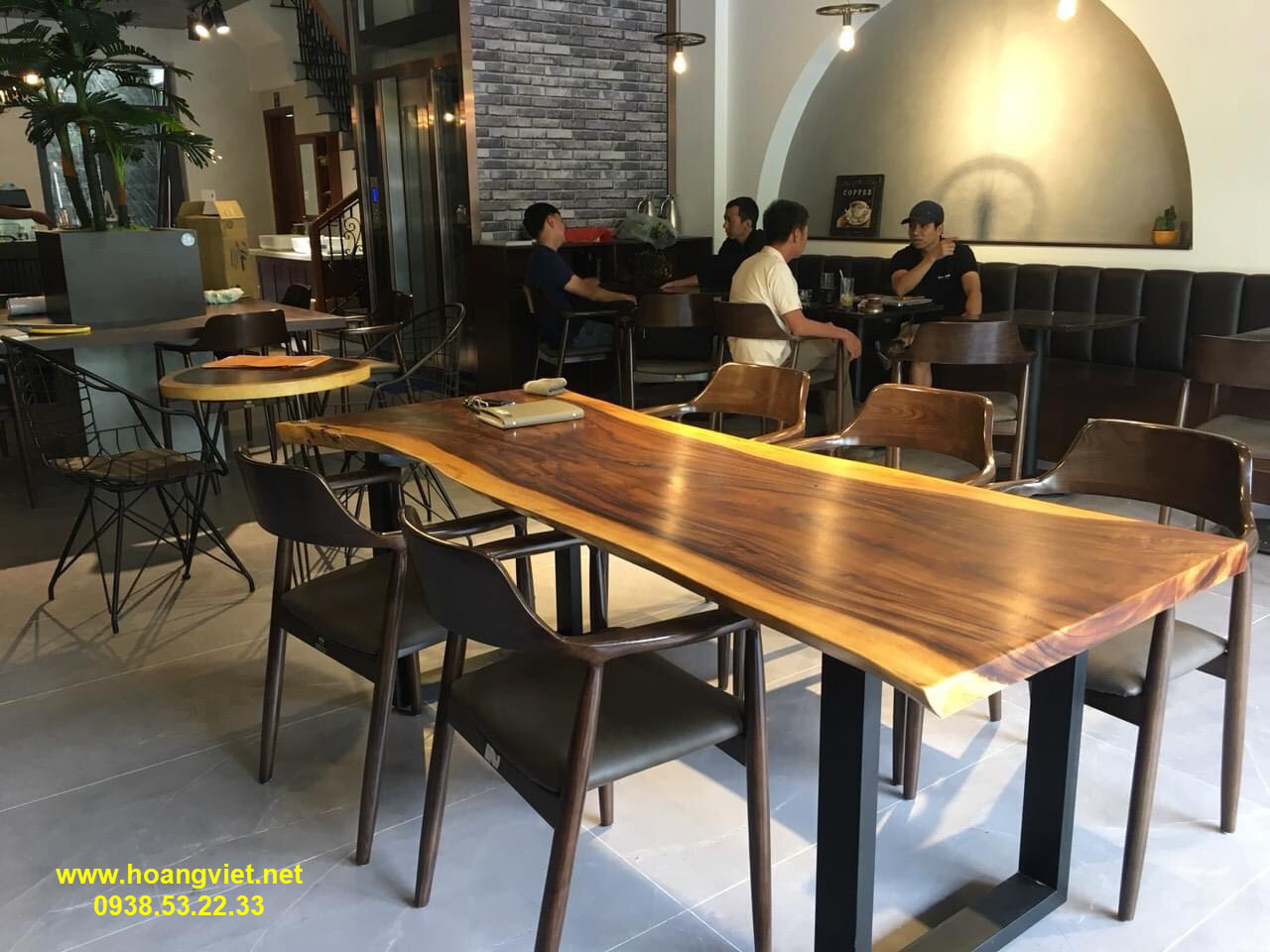 Bàn cafe bằng gỗ me tây phong cách hiện đại. Bàn cafe bằng gỗ me tây phong cách hiện đại.