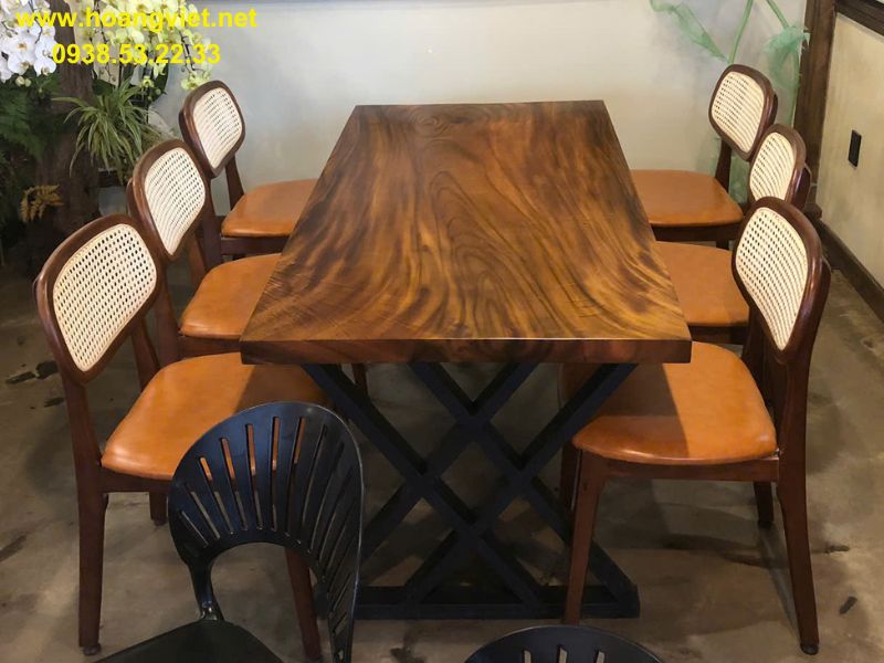 Bàn cafe gỗ me tây nguyên tấm tạo điểm nhấn. Bàn cafe gỗ me tây nguyên tấm tạo điểm nhấn.