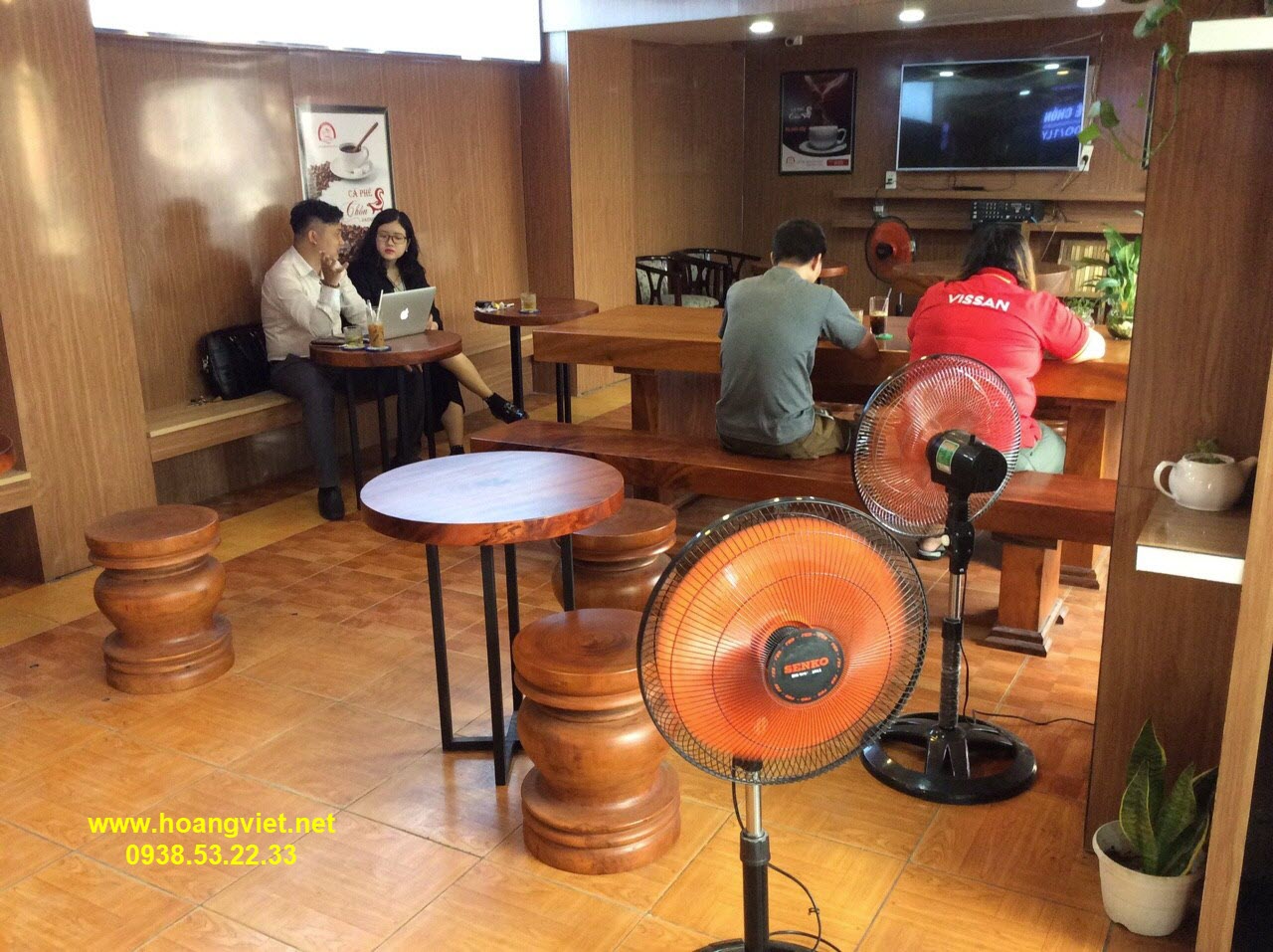 Bàn cafe gỗ me tây nguyên tấm(sơn pu màu vàng đỏ) Bàn cafe gỗ me tây nguyên tấm(sơn pu màu vàng đỏ)