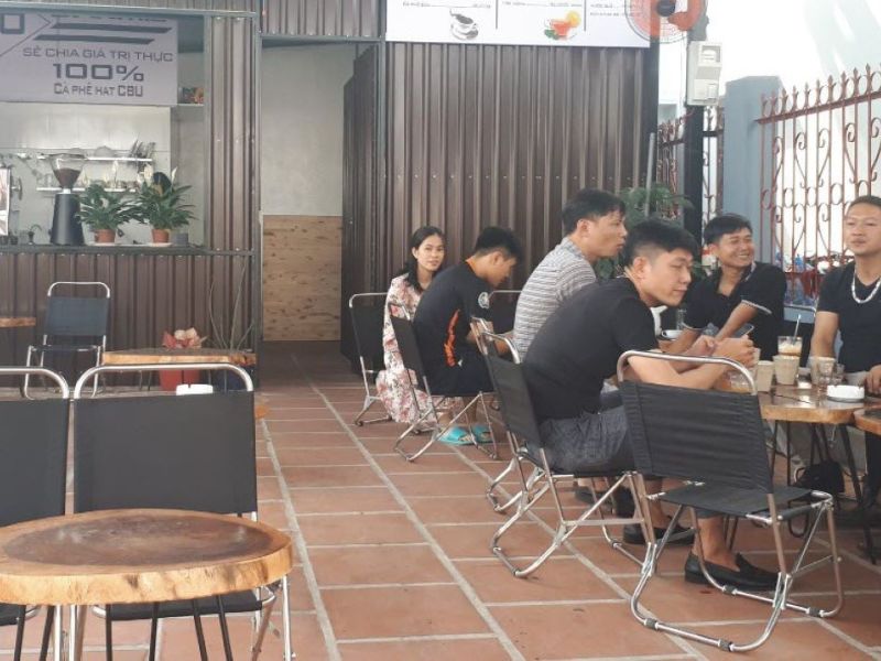 Bàn cafe tròn chân sắt mặt gỗ me tây Bàn cafe tròn chân sắt mặt gỗ me tây