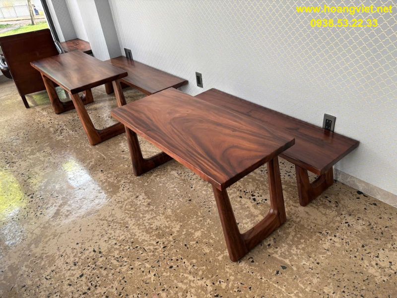 Bàn ghế băng dài gỗ me tây ngồi cafe. Bàn ghế băng dài gỗ me tây ngồi cafe.