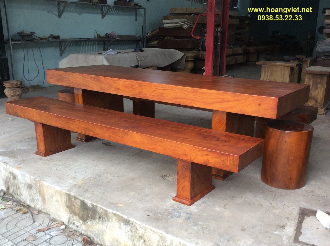 Bàn gỗ ba tấm và 2 đôn bằng gỗ me tây, sơn pu mà gõ đỏ. Bàn gỗ ba tấm và 2 đôn bằng gỗ me tây, sơn pu mà gõ đỏ.