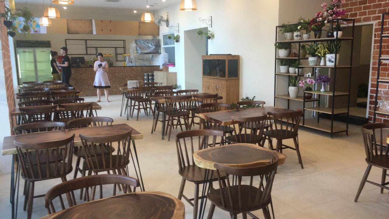 Bàn ghế gỗ me tây nguyên khối dùng cho quán. Bàn ghế gỗ me tây nguyên khối dùng cho quán.