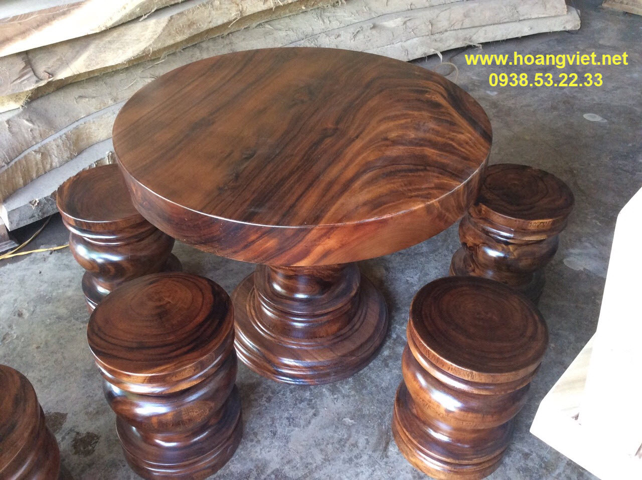 Bộ bàn tròn gỗ me tây, đk 90cm dày 10cm, sơn pu màu tự nhiên Bộ bàn tròn gỗ me tây, đk 90cm dày 10cm, sơn pu màu tự nhiên