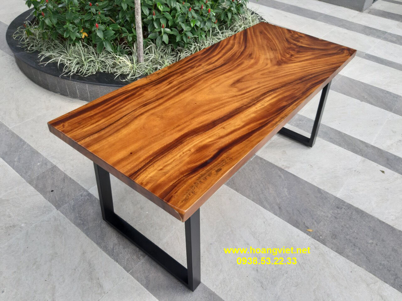 Mặt bàn gỗ me tây + chân vuông bằng sắt hộp Mặt bàn gỗ me tây + chân vuông bằng sắt hộp