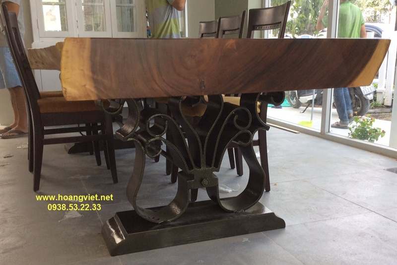Bàn gỗ me tây và chân sắt uốn nghệ thuật Bàn gỗ me tây và chân sắt uốn nghệ thuật