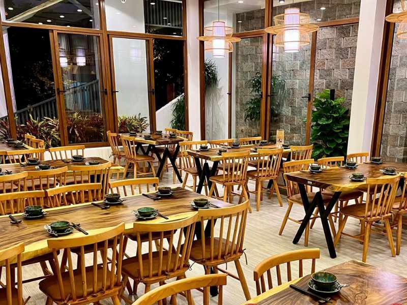 Bàn gỗ me tây cho nhà hàng cao cấp Bàn gỗ me tây cho nhà hàng cao cấp