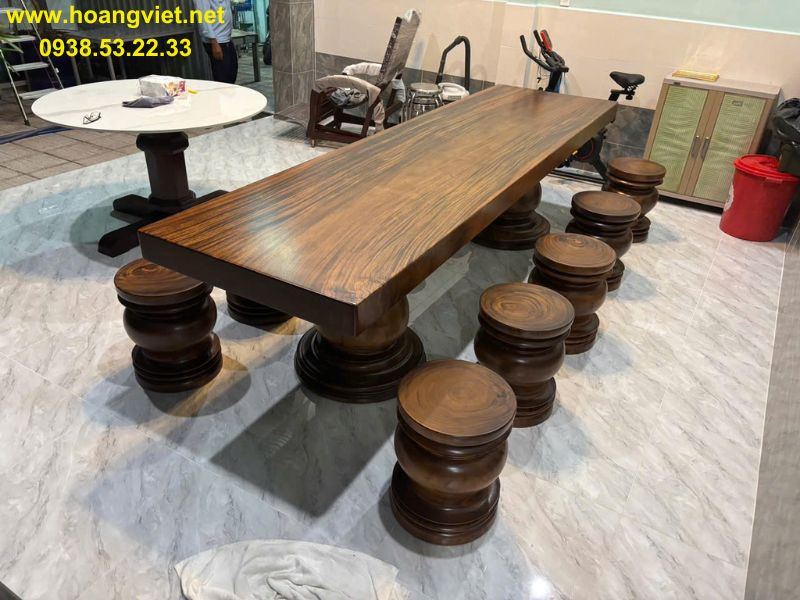 Bàn gỗ me tây nguyên khối 10 ghế đôn. Bàn gỗ me tây nguyên khối 10 ghế đôn.