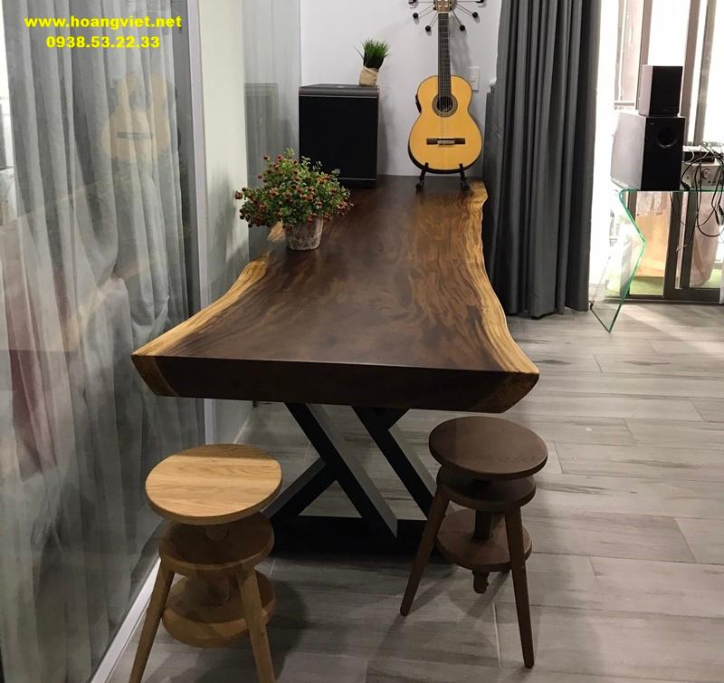 Bàn gỗ me tây nguyên khối chân sắt đẹp Bàn gỗ me tây nguyên khối chân sắt đẹp